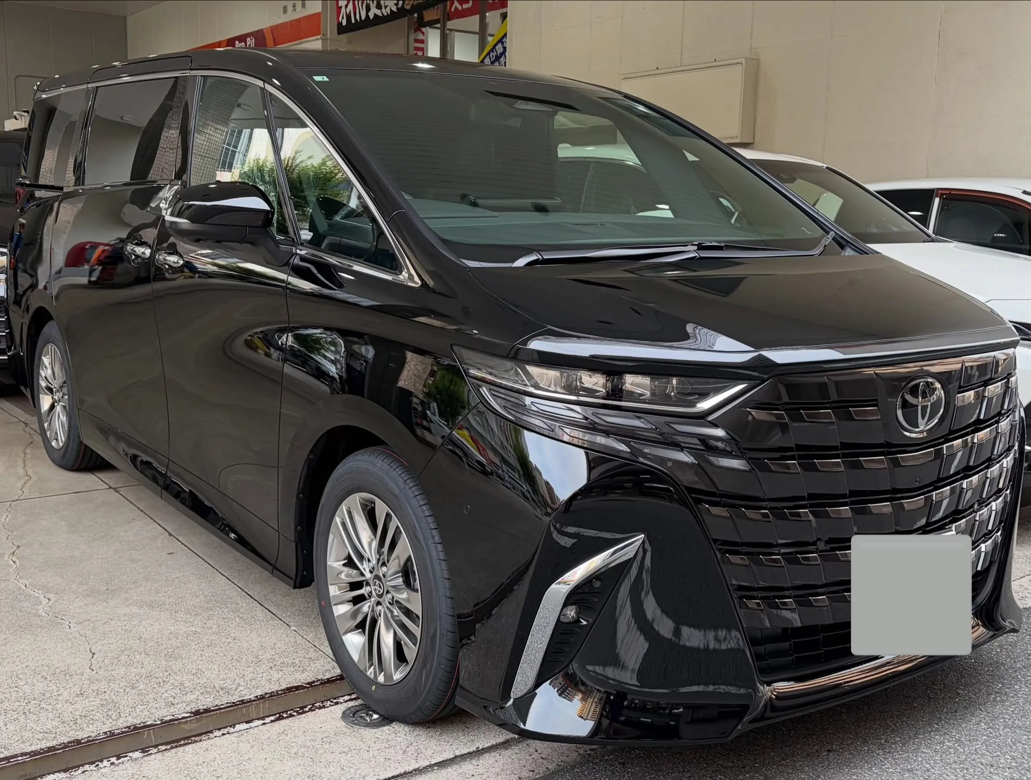 今回施工させて頂いたお車はトヨタアルファードです!✨
